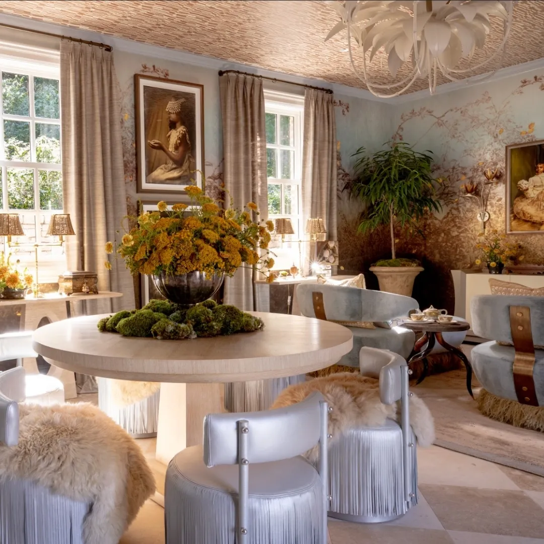 In this setting by Forbes Masters for the Flower Magazine Showhouse, Trellis birng a romantic botanical presence to the walls.