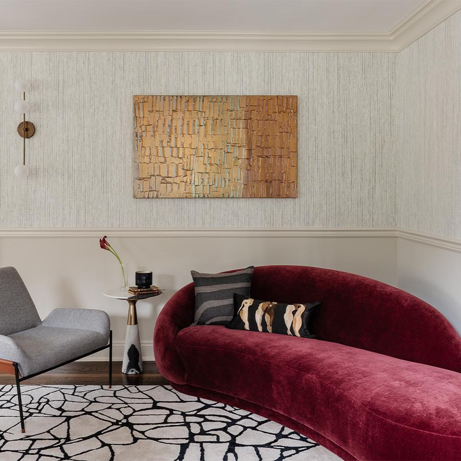 Tide is an open weave on a contrasting paper backing creates a rich and dynamic surface with shimmering strands of gilt cellulose. This adds a subtle texture to the walls of this beautiful living room.